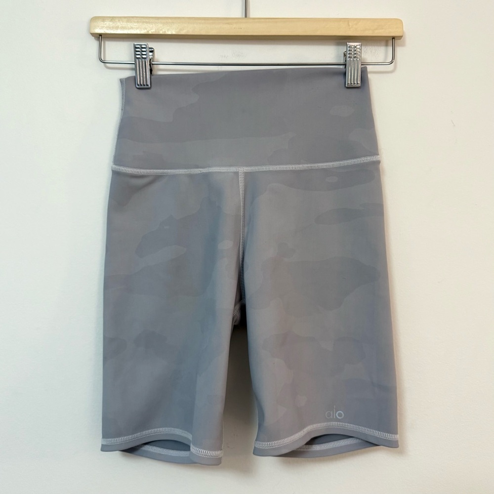 ALO Yoga Women's High-Waist Bike Shorts - Light Gray Camo